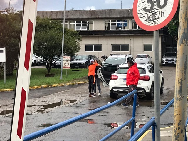 Após derrota para o Athletico, colorados são recepcionados por familiares em Porto Alegre