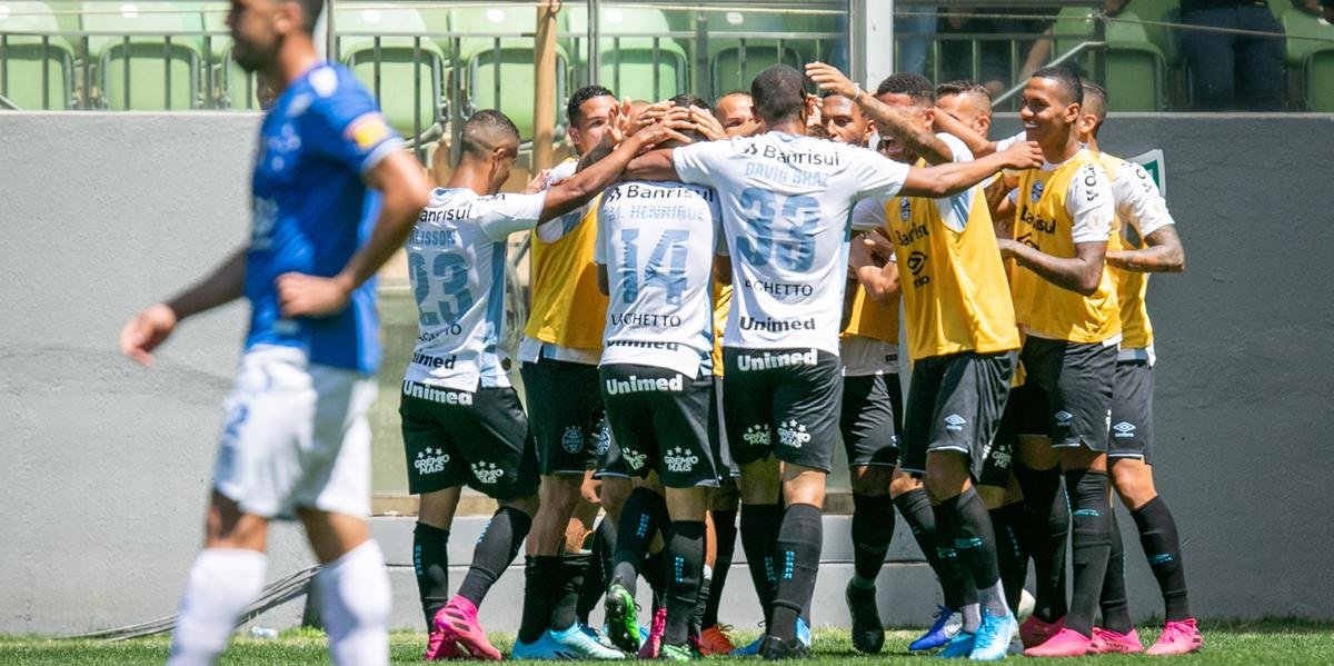 Grêmio goleia o Cruzeiro por 4 a 1 na retomada após Copa do Brasil
